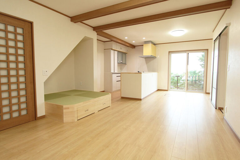 暮らしを楽しむLDK。小上がりを添えて
