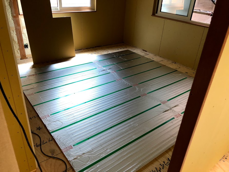 施工中／床暖工事